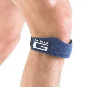 A person wearing a NEO G PATELLA BAND, a blue knee strap, just below the knee.