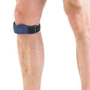 A person wearing the NEO G PATELLA BAND just below the knee stands against a white background.